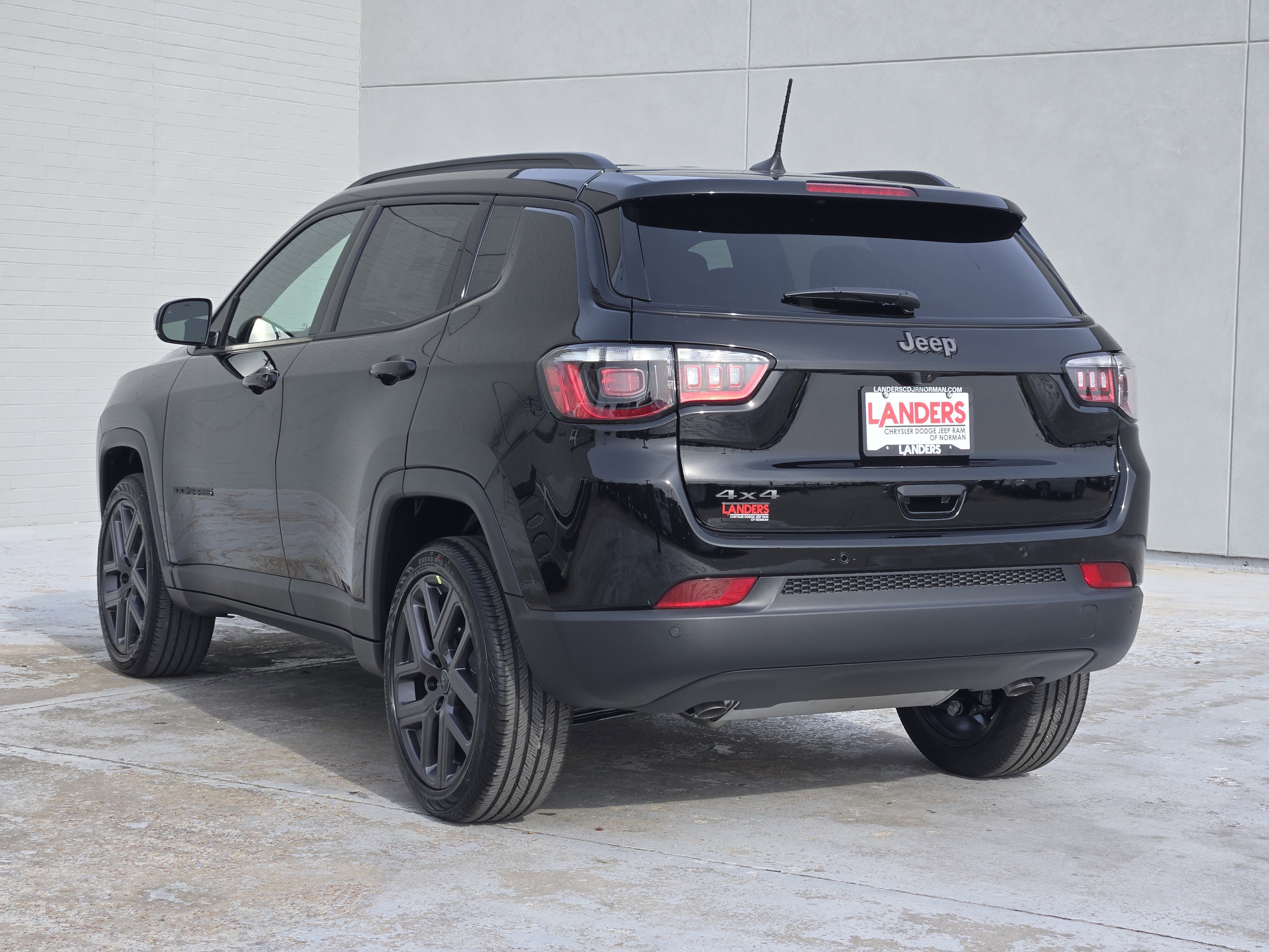 New 2026 Diamond Black Crystal Pearl-Coat Exterior Paint Jeep Limited Altitude image 3