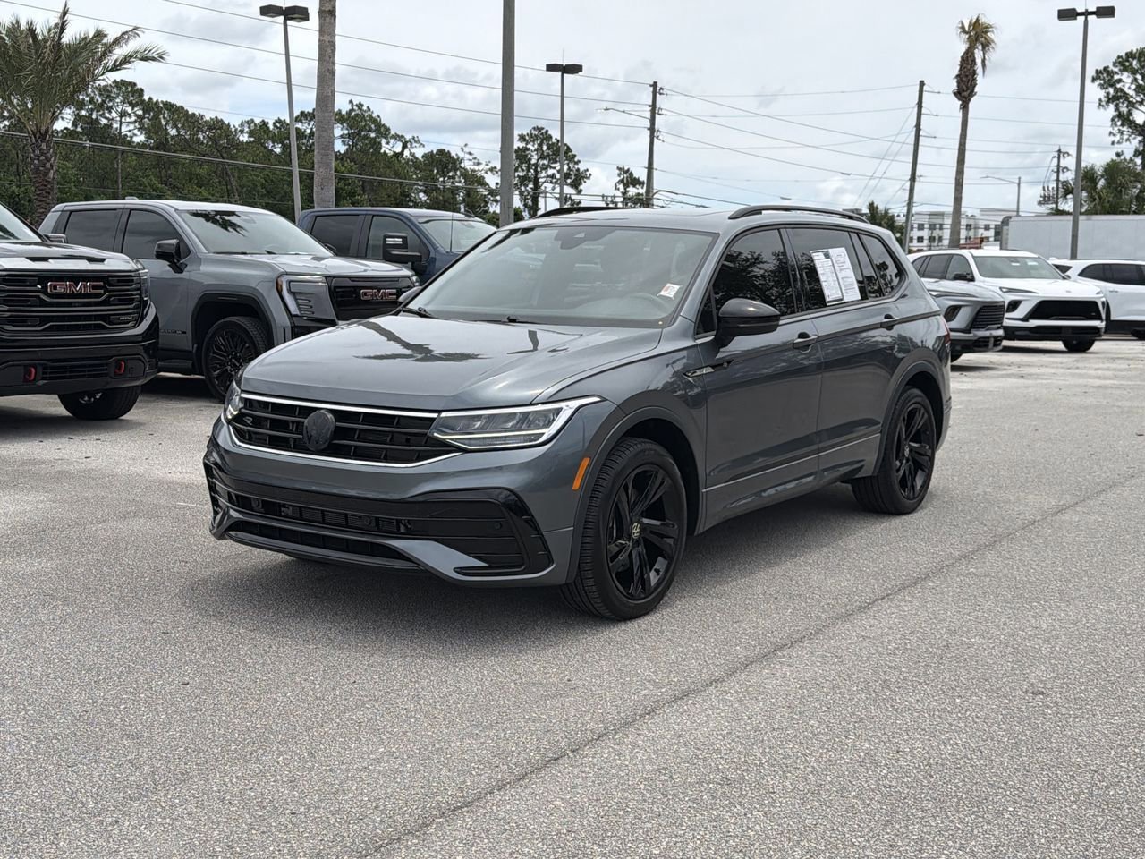 2024 Volkswagen Tiguan 2.0T SE R-Line Black's photo
