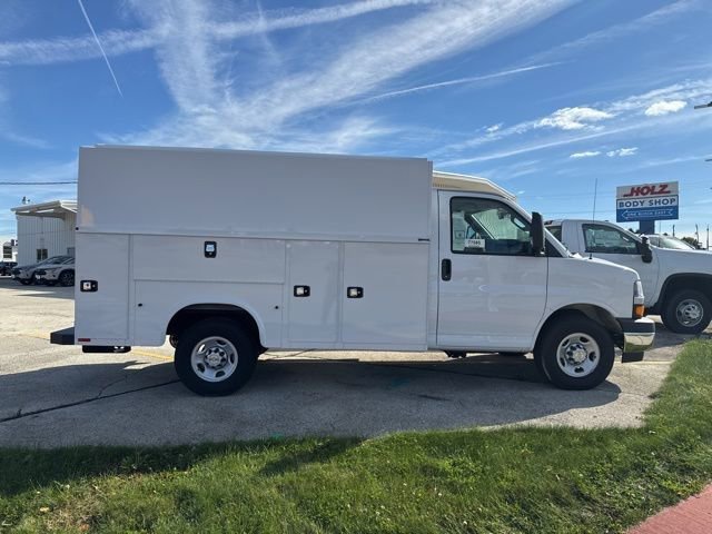 New 2025 Summit White Chevrolet 1WT image 3