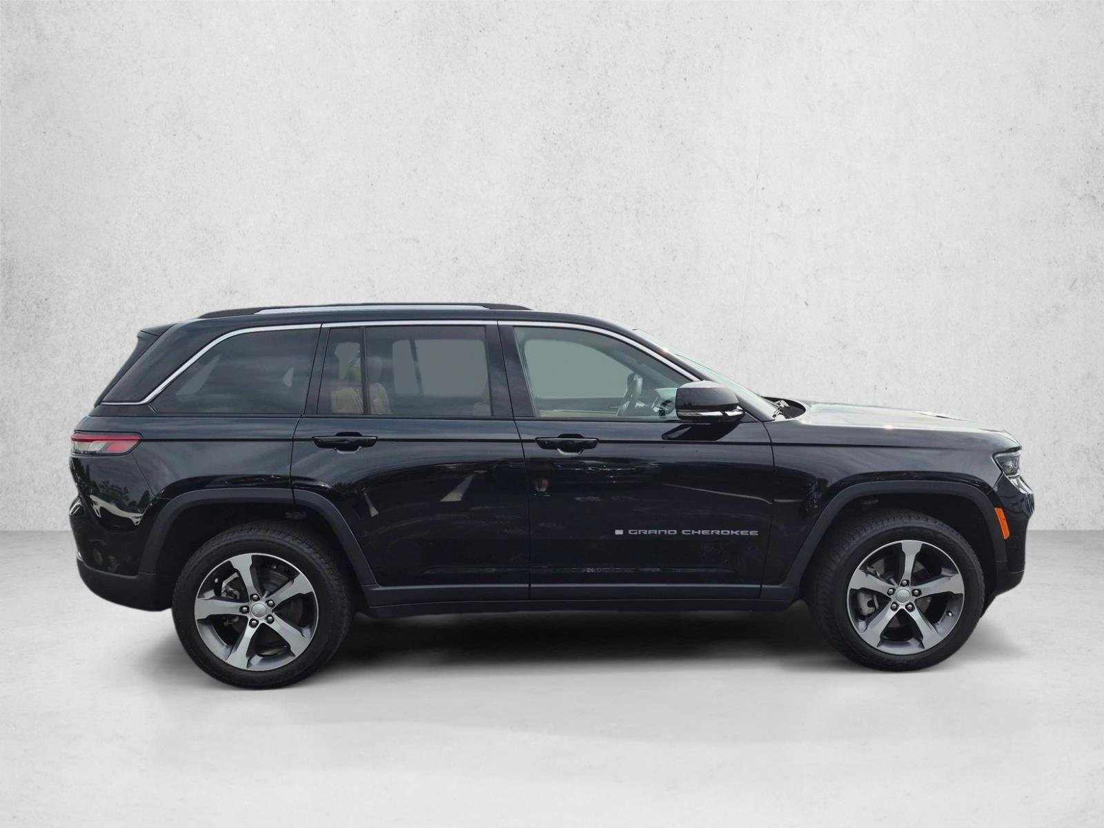 Used 2022 Diamond Black Crystal Pearlcoat Jeep  image 4