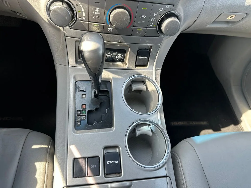 Used 2013 Classic Silver Metallic Toyota SE image 28