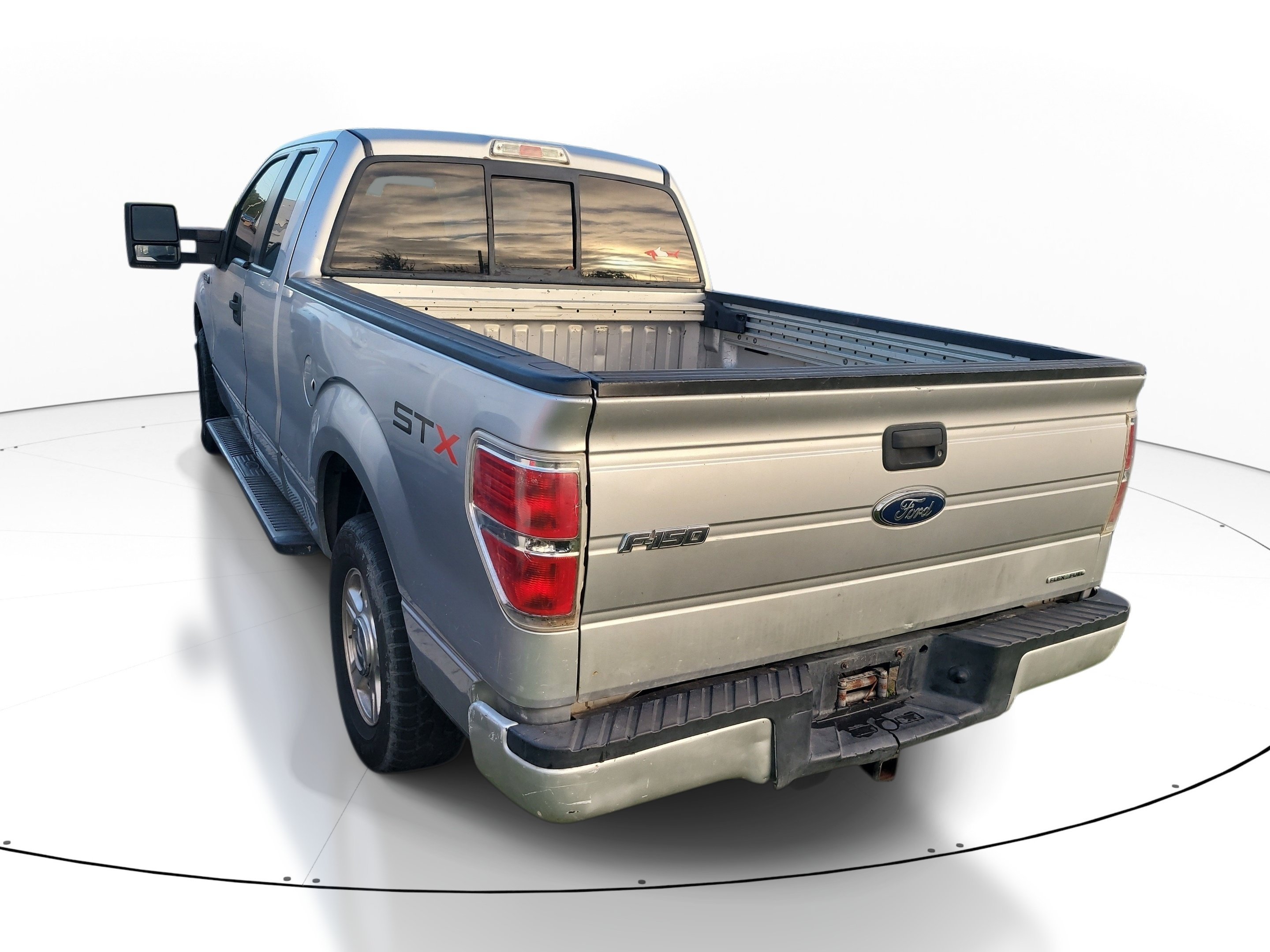 Used 2010  Ford XL image 6