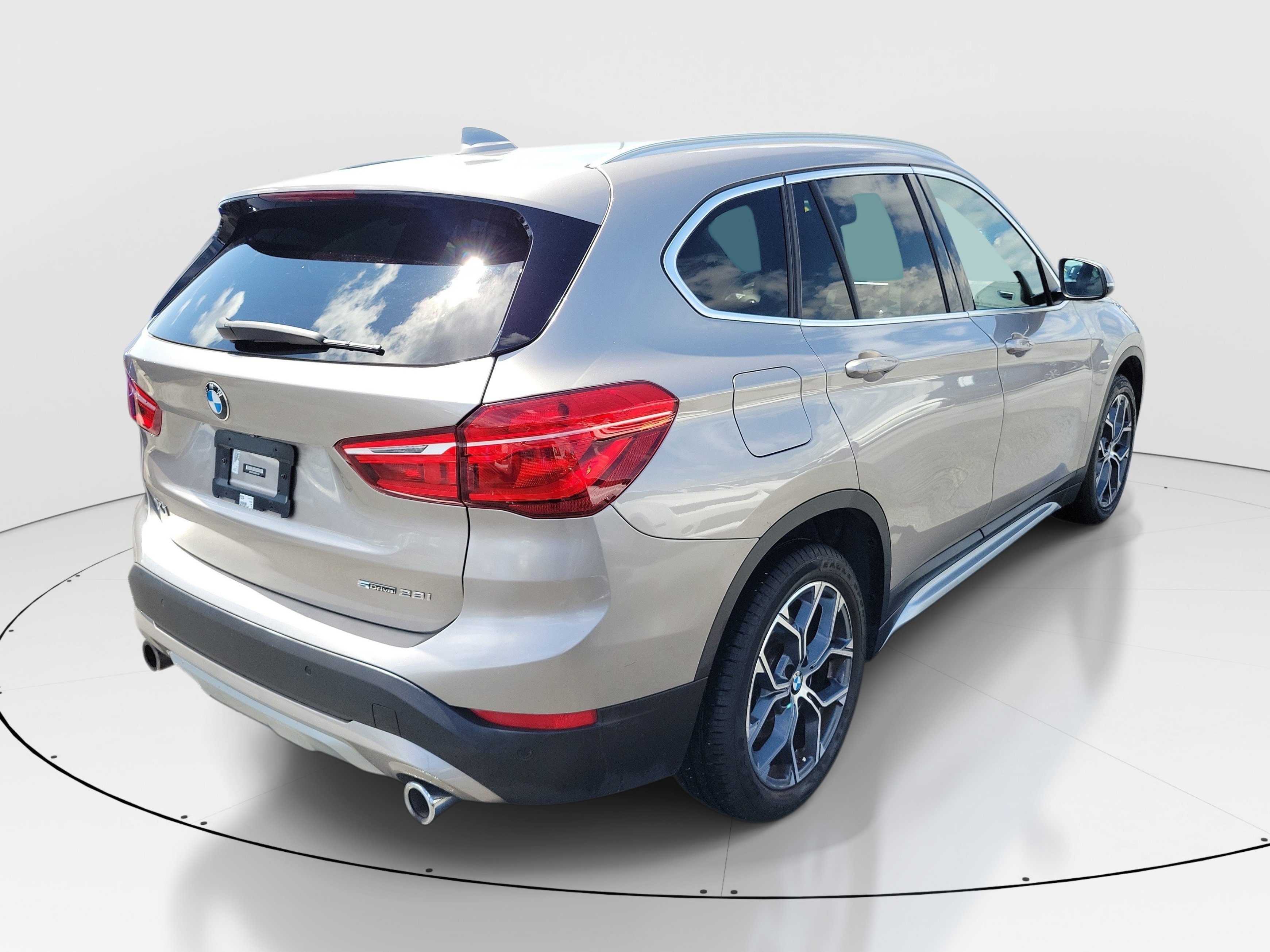 Used 2022 Cashmere Silver Metallic BMW sDrive28i image 6