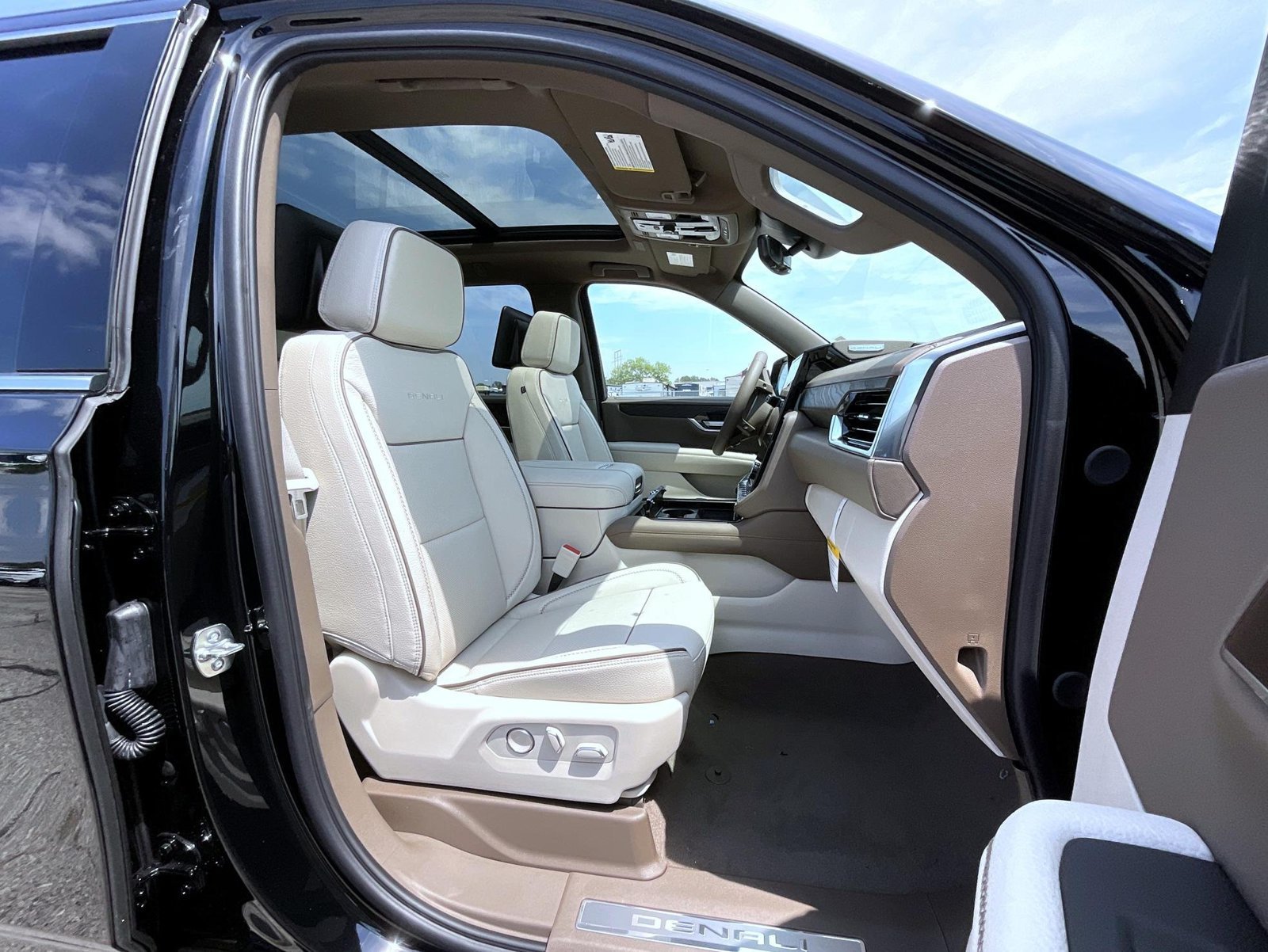 2026 GMC Yukon XL Denali - Photo 15