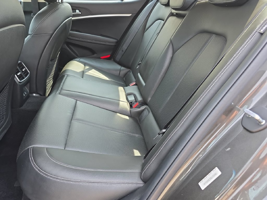 2025 GENESIS G70 Standard - Photo 24