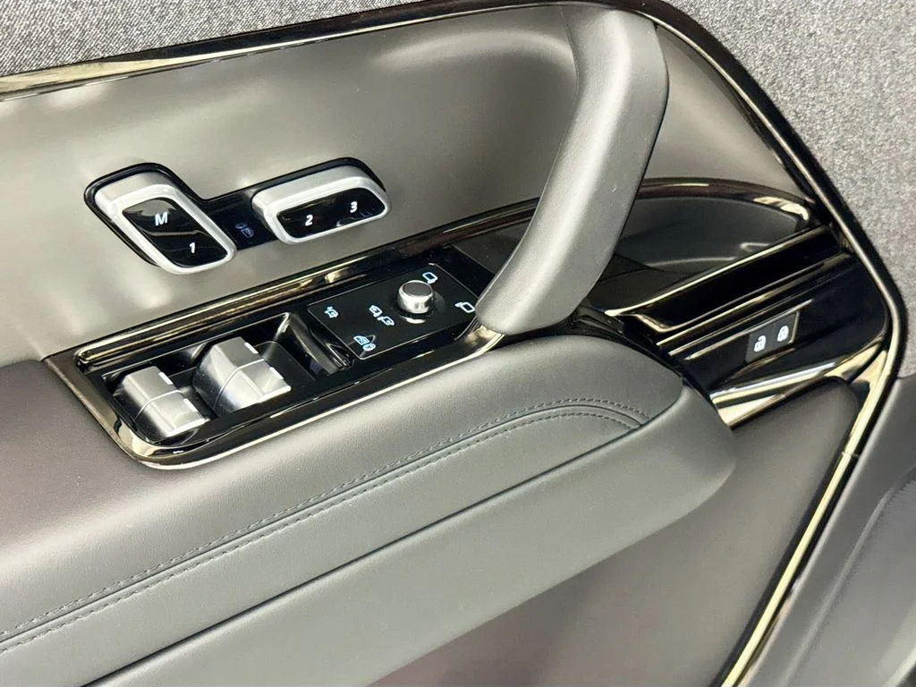 Used 2025 White Land Rover Dynamic SE image 18
