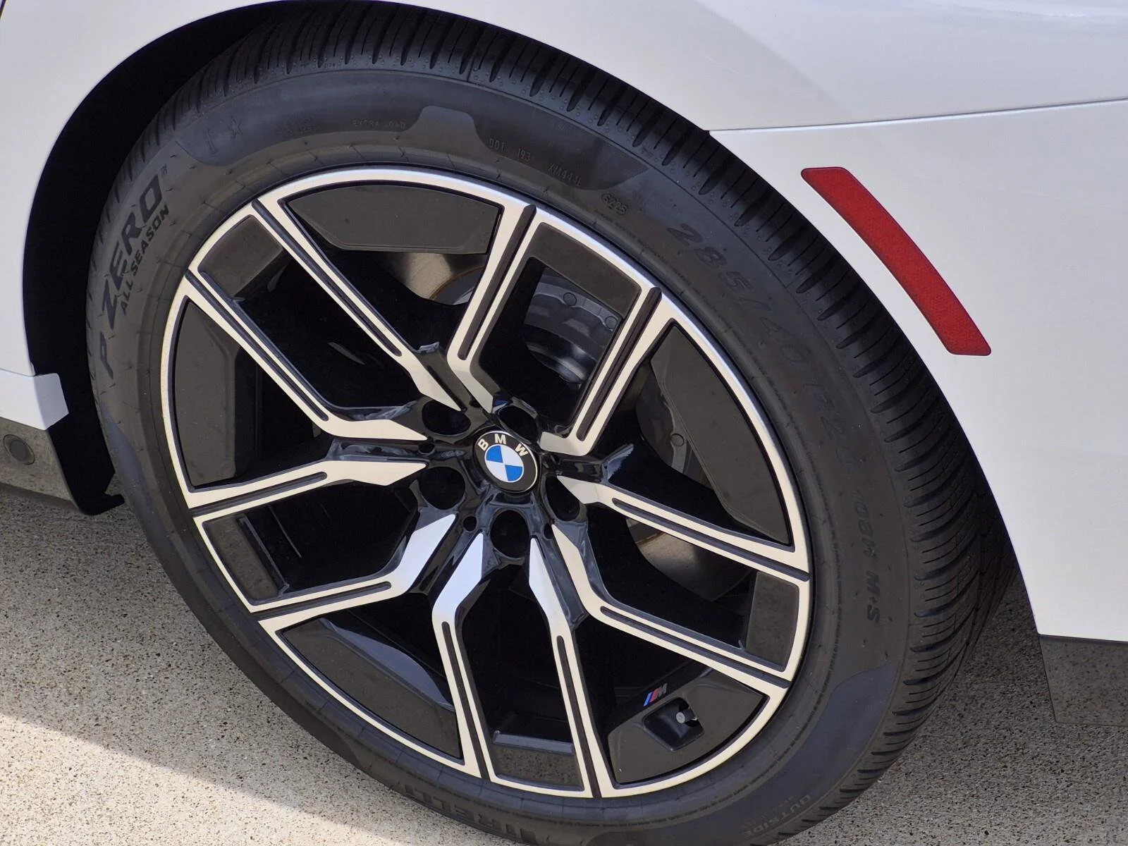 New 2026 Mineral White Metallic BMW 760i xDrive image 7