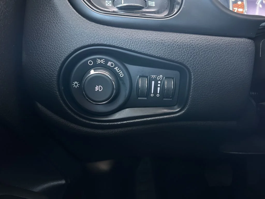 Used 2023 White Jeep Altitude image 40