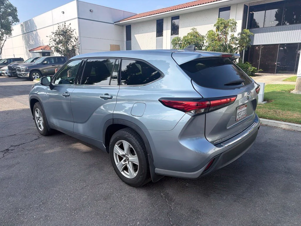 Used 2022  Toyota LE image 3