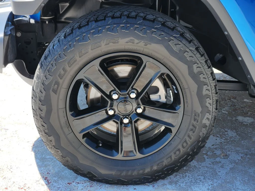 Used 2022 Hydro Blue Pearlcoat Jeep Unlimited Sahara Altitude image 14