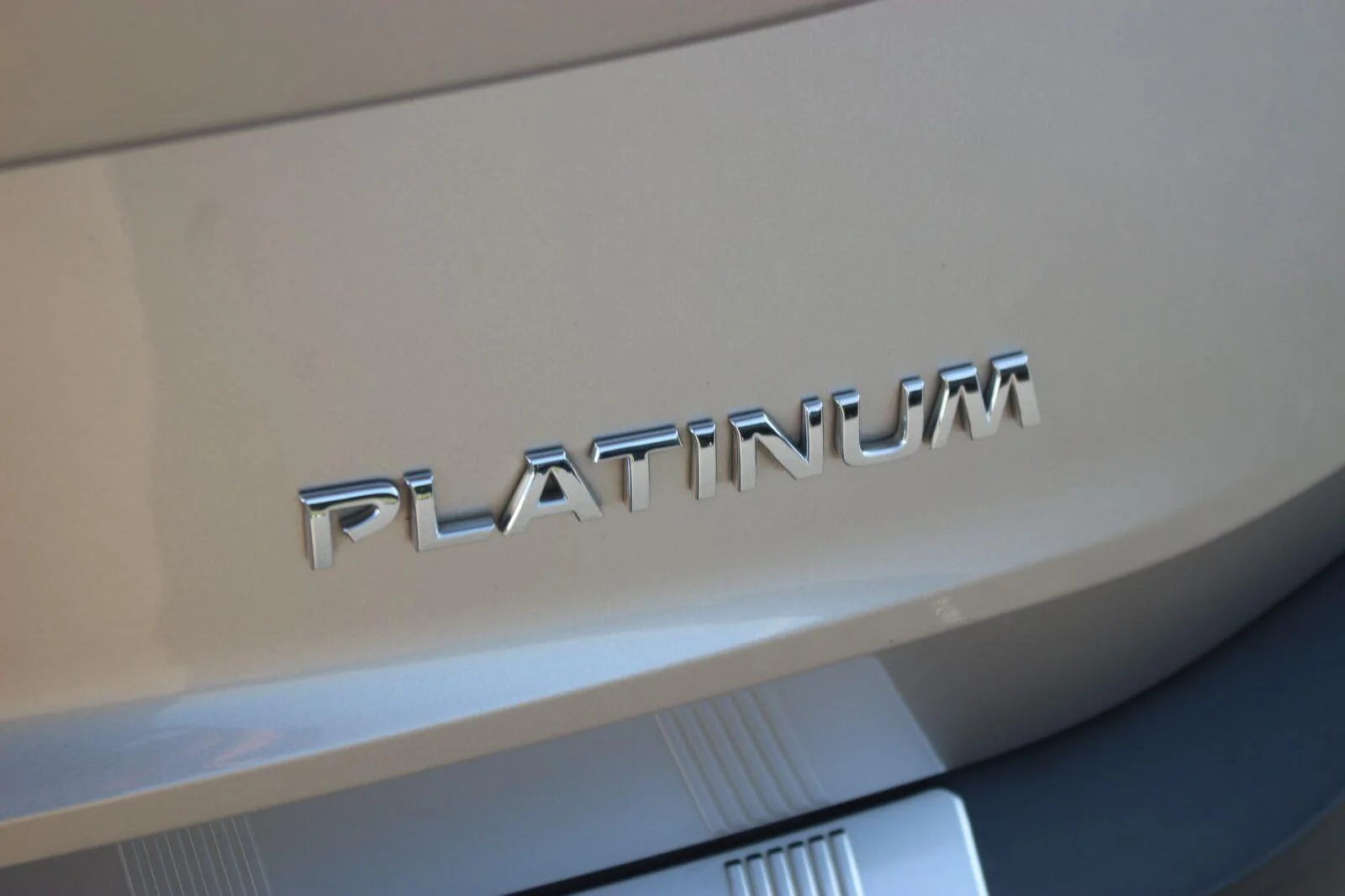 Used 2022 Gold Nissan Platinum image 10