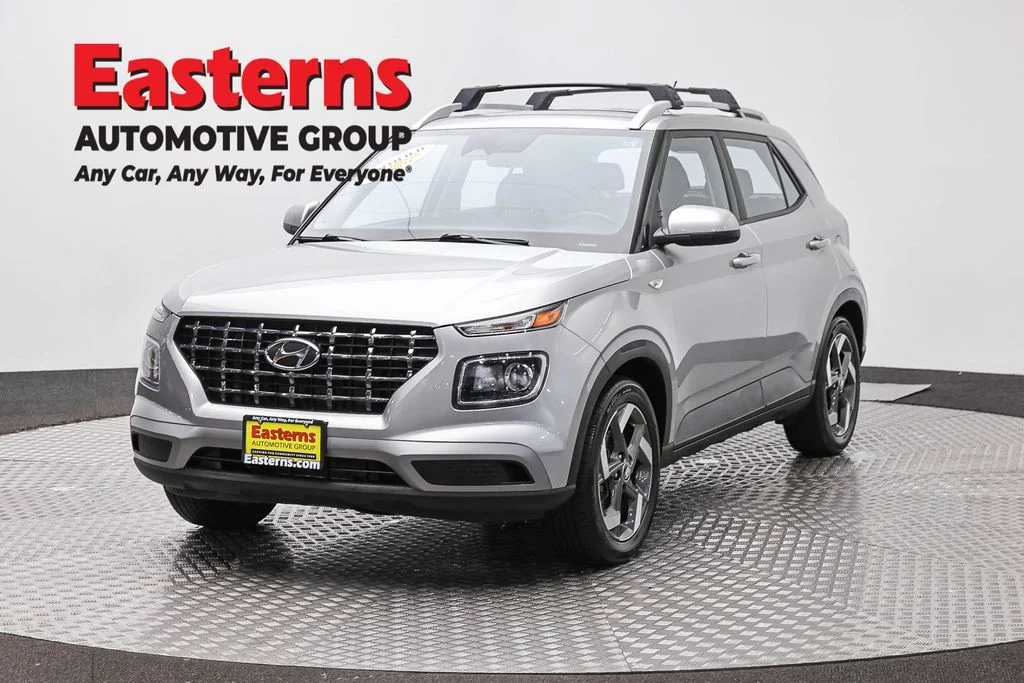 Used 2023 Silver Hyundai SEL image 1