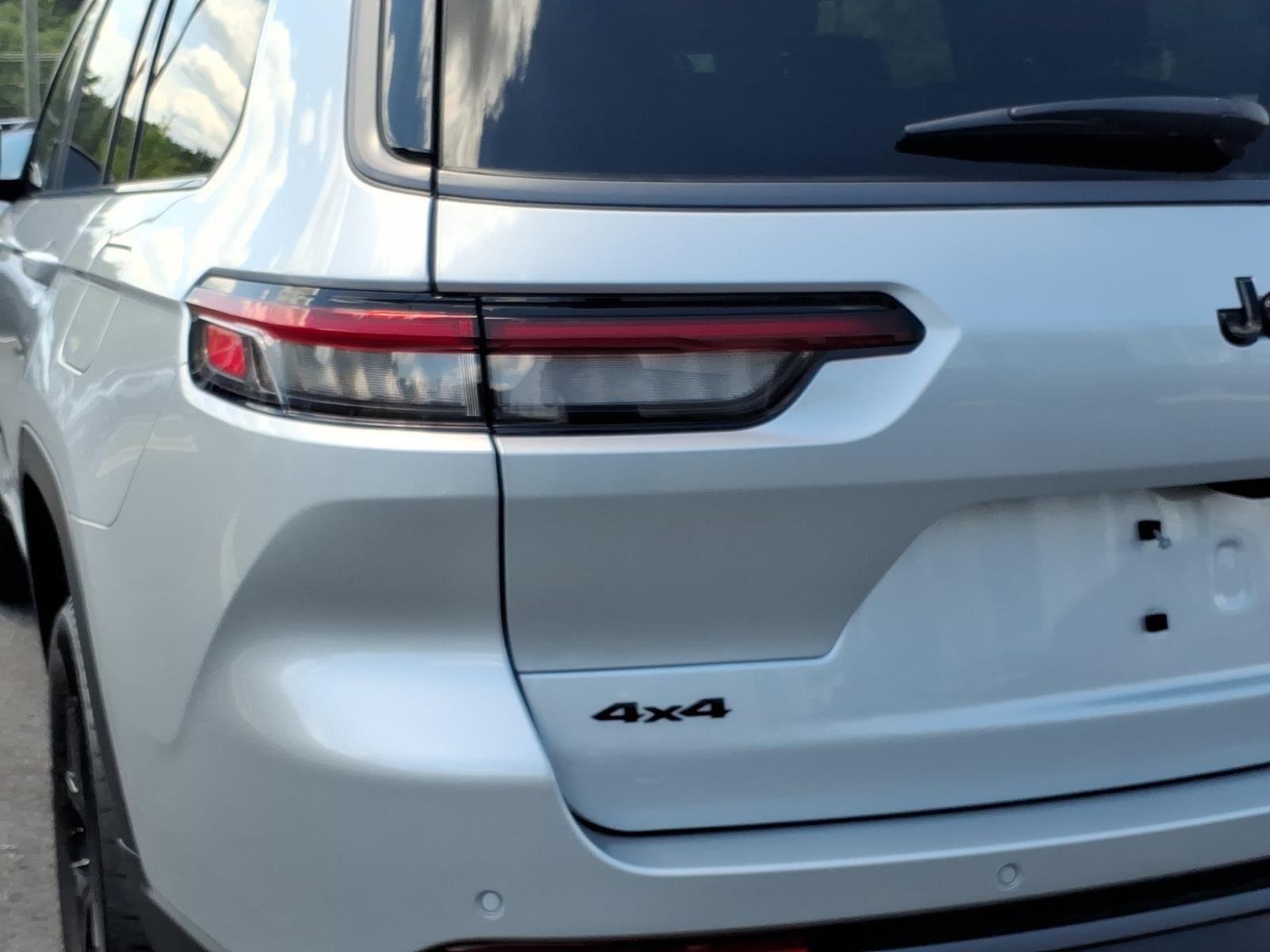New 2026 Silver Zynith Exterior Paint Jeep Laredo Altitude image 17