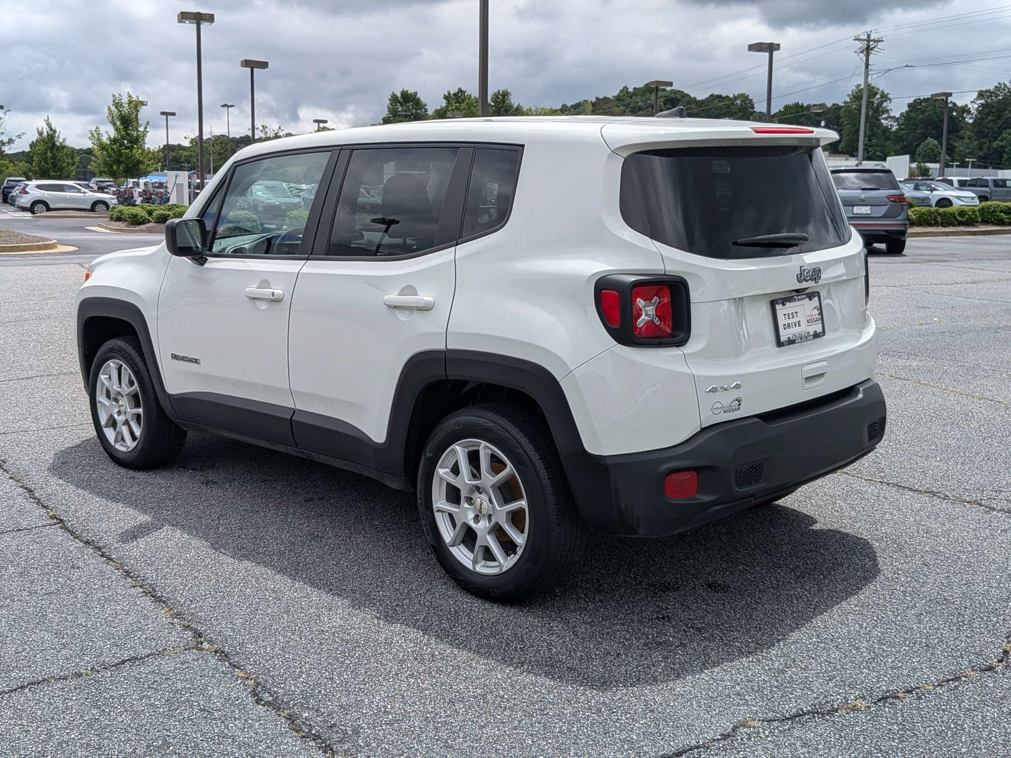 Used 2023 White Jeep Latitude image 6