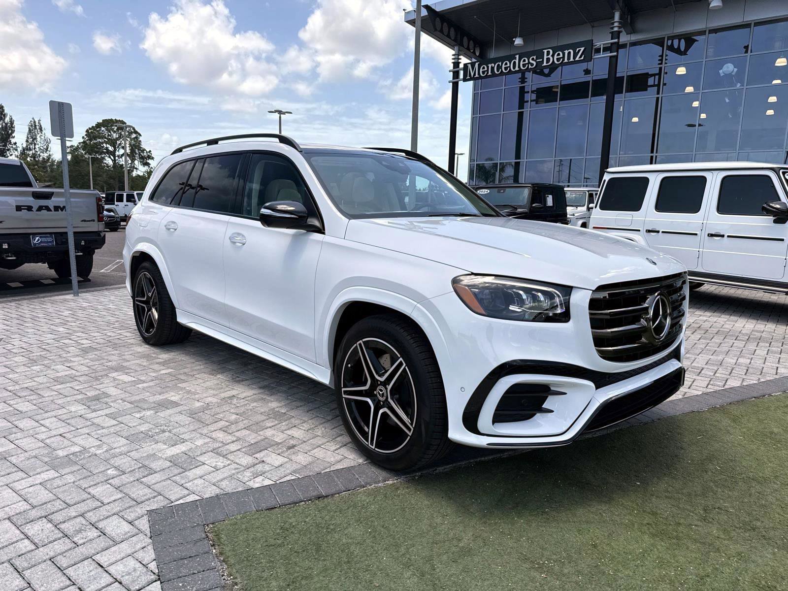 New 2026 Polar White Mercedes-Benz 450 4MATIC® SUV image 7