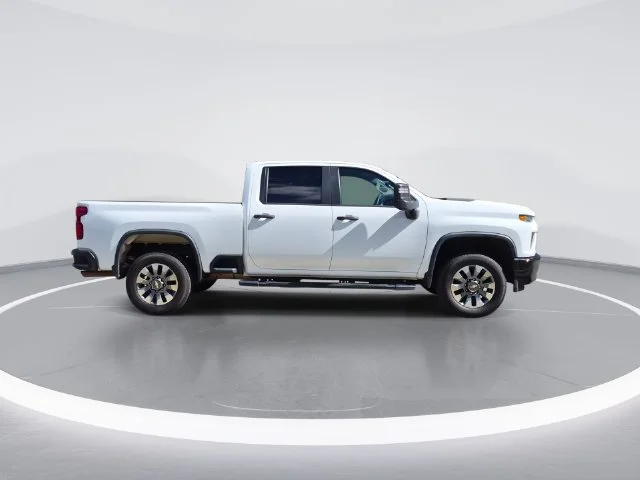 Used 2023 White Chevrolet Custom image 9