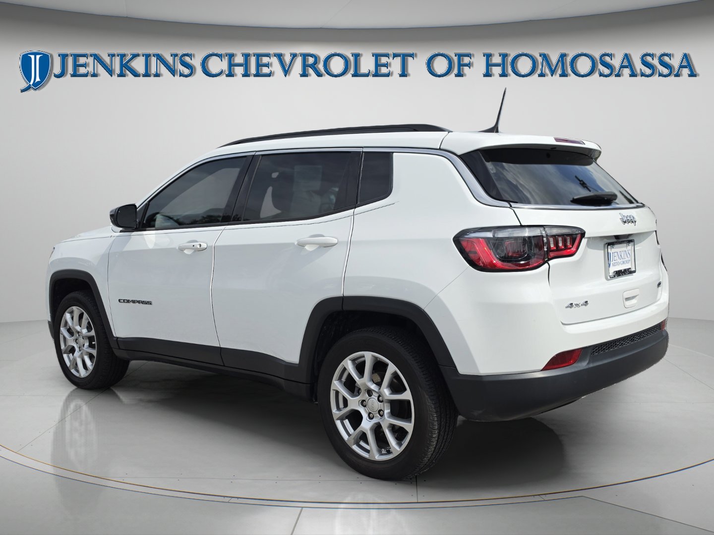 Used 2023 Bright White Clearcoat Jeep Latitude Lux image 8