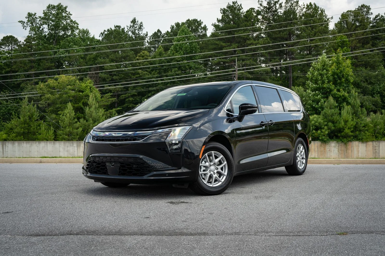 2027 Chrysler Pacifica Select's photo