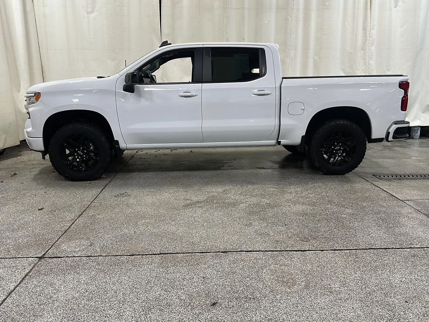 Used 2024 Summit White Chevrolet RST image 2