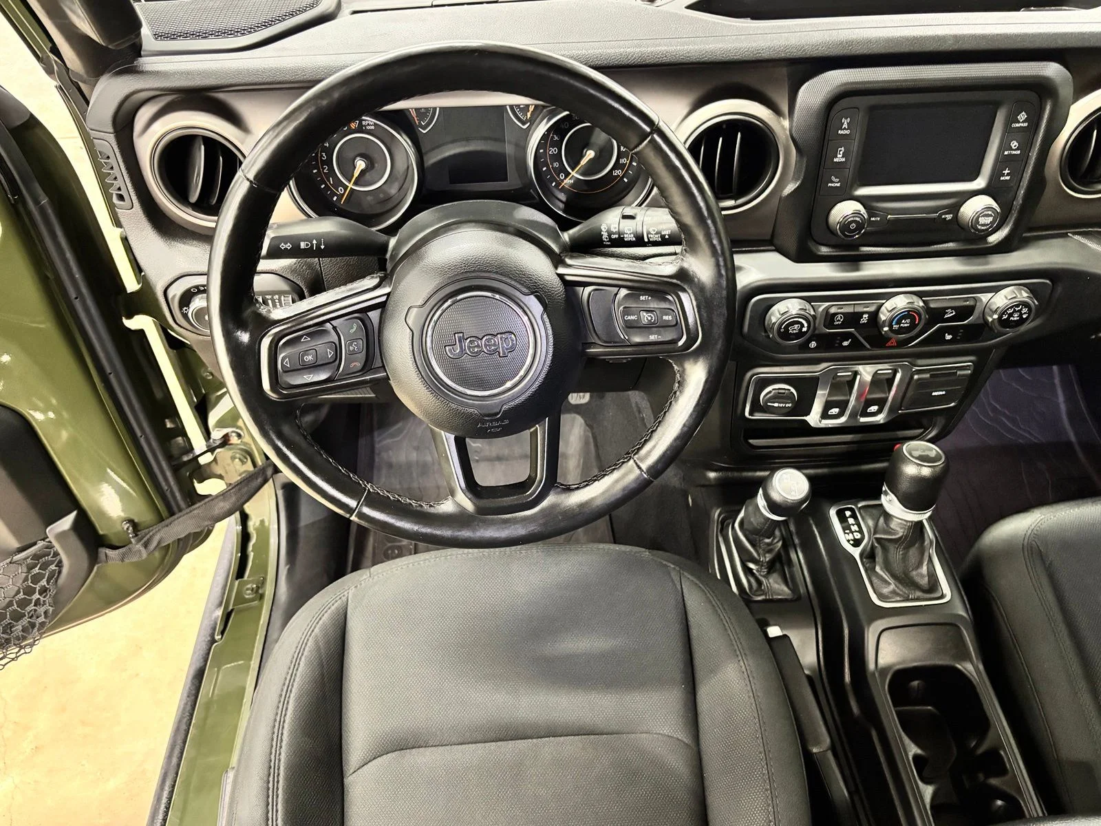 Used 2020 Green Jeep Sport S image 12