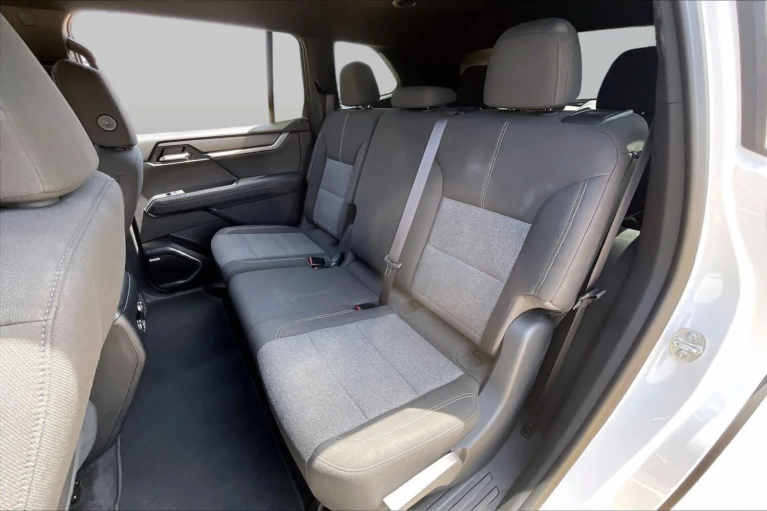Used 2025 Summit White GMC FWD Elevation image 19