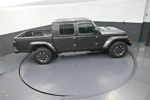 New 2026 Granite Crystal Metallic Clear-Coat Exterior Paint Jeep Sahara image 17