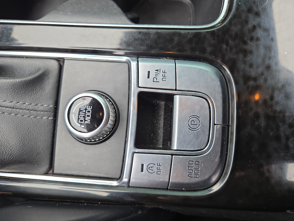 Used 2020 White Kia LX image 25