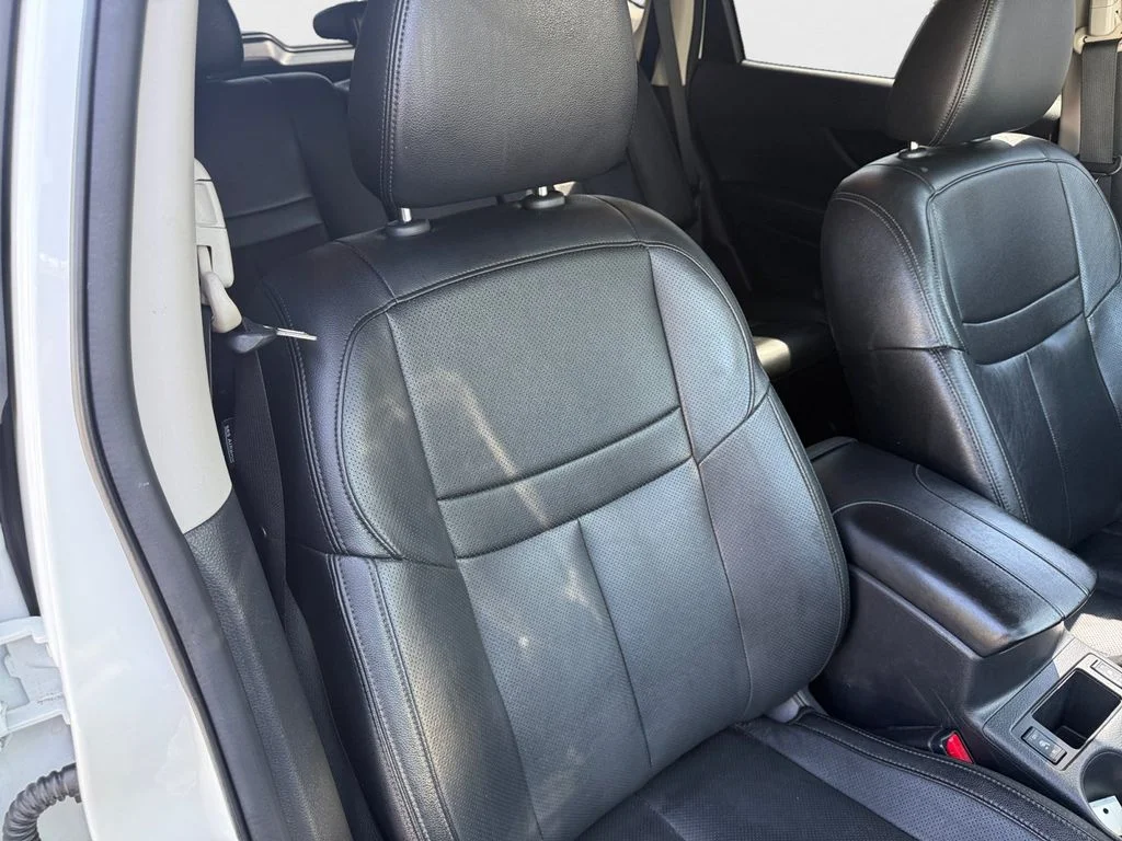 Used 2018 White Nissan SL image 27