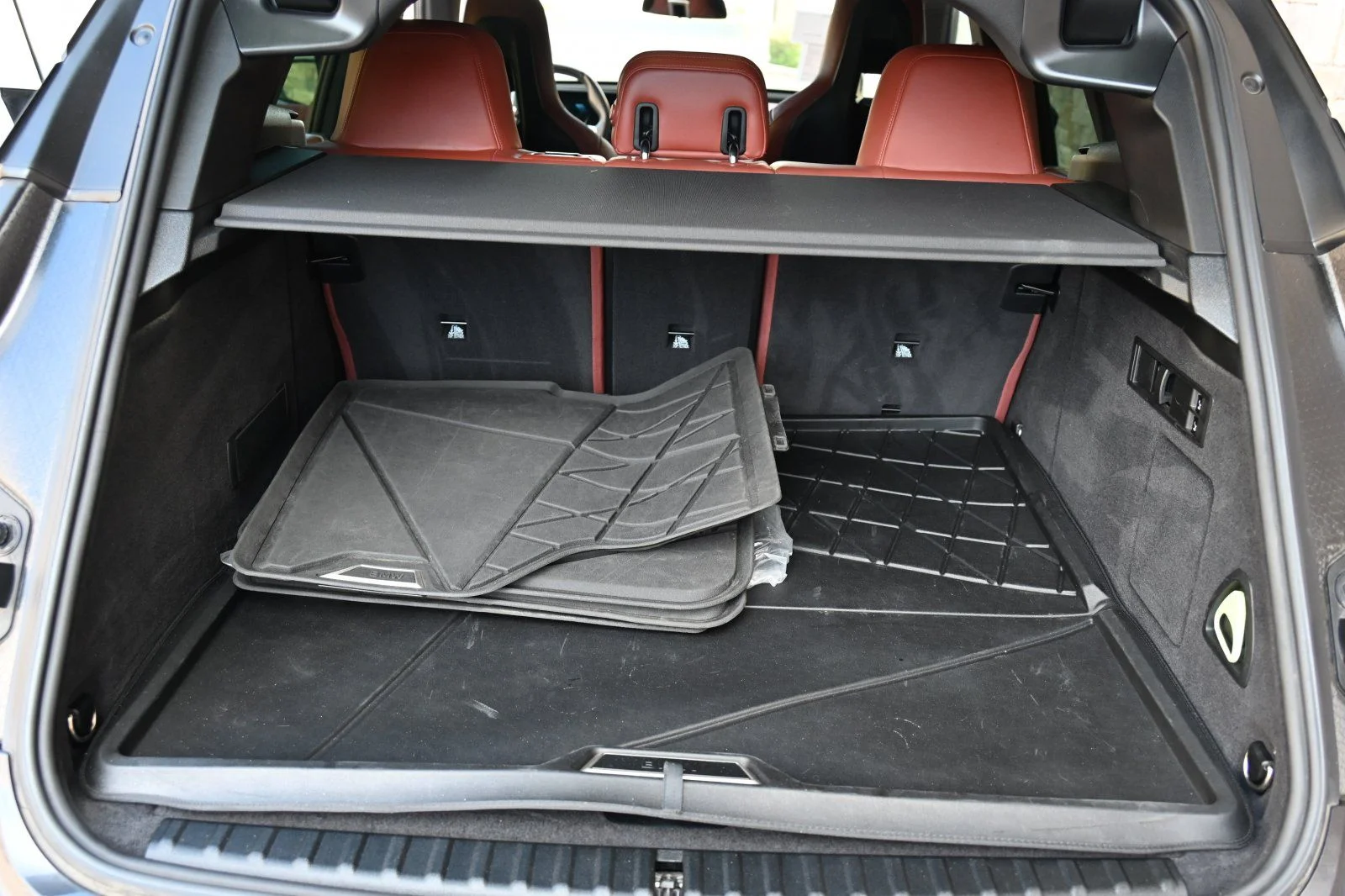 Used 2024 Dark Graphite BMW xDrive50 image 19