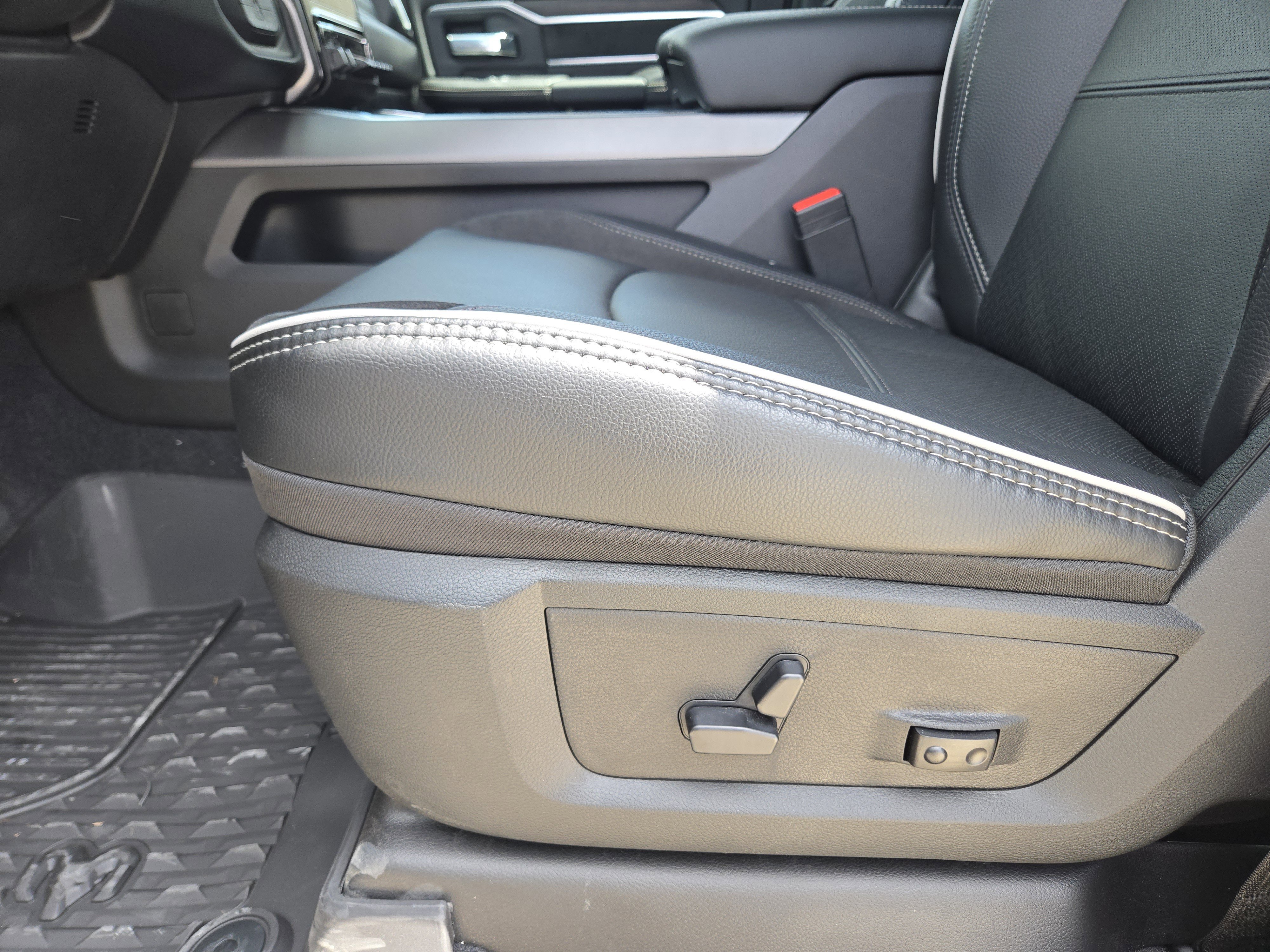 New 2026 Granite Crystal Metallic Clear-Coat Exterior Paint RAM Laramie image 20