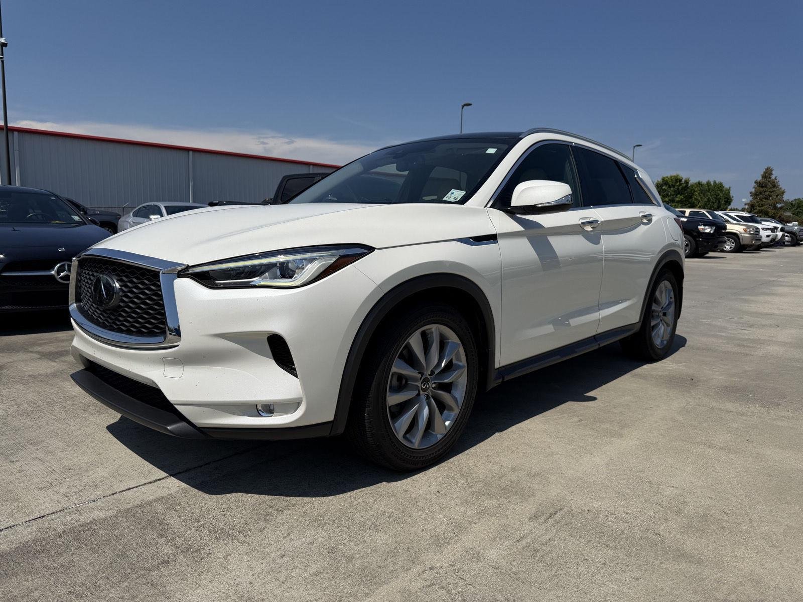 Used 2020 Majestic White INFINITI LUXE image 3