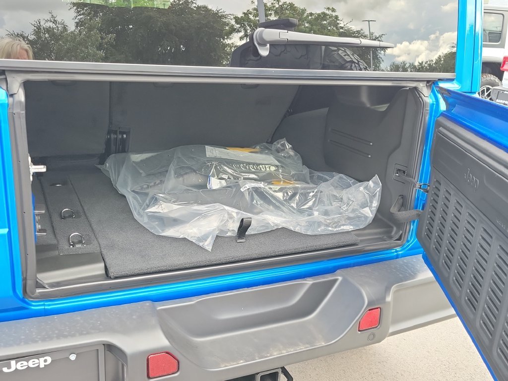 New 2026 Hydro Blue Pearl-Coat Exterior Paint Jeep Rubicon image 8