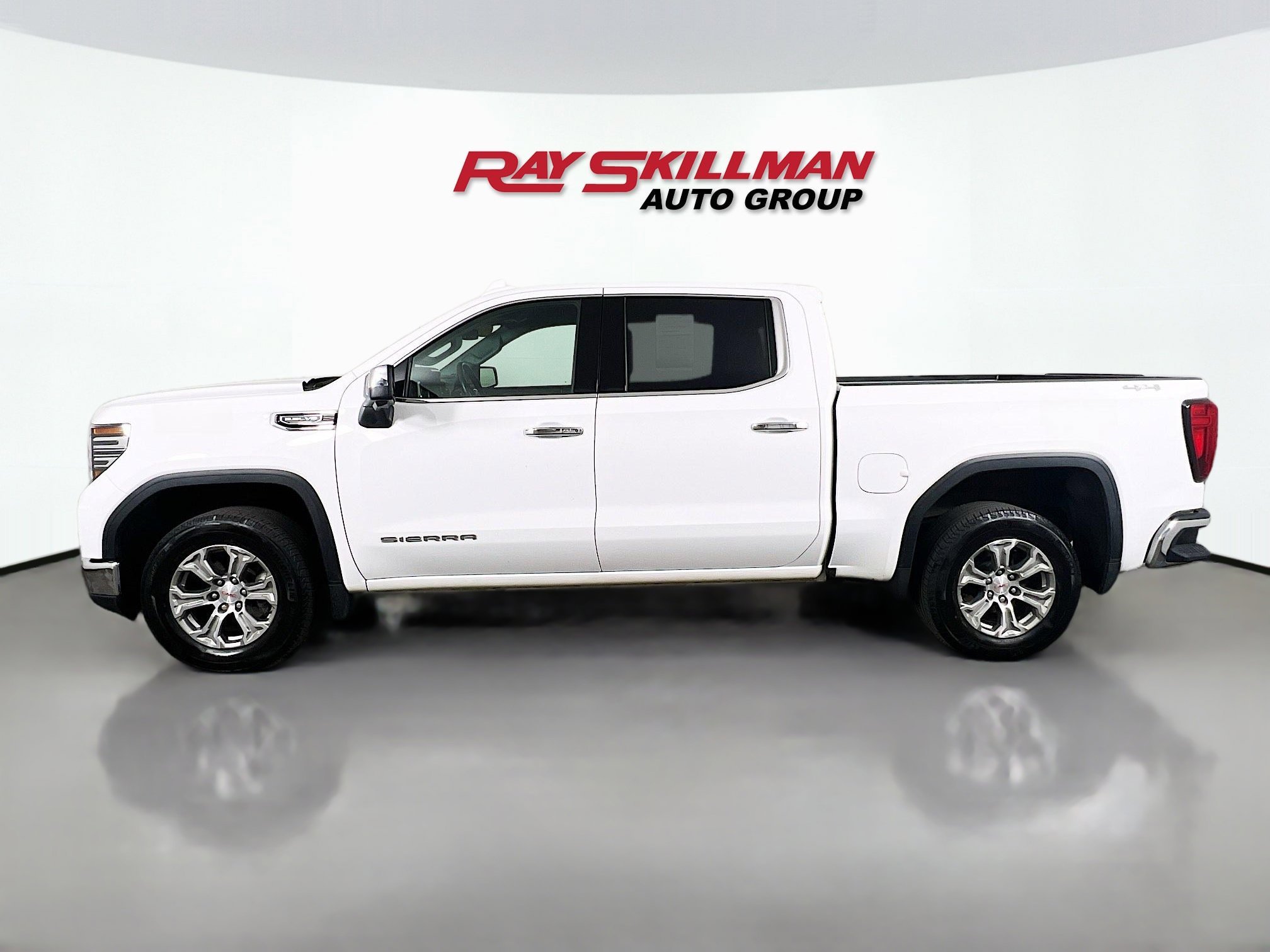 Used 2025 Summit White GMC SLT image 4