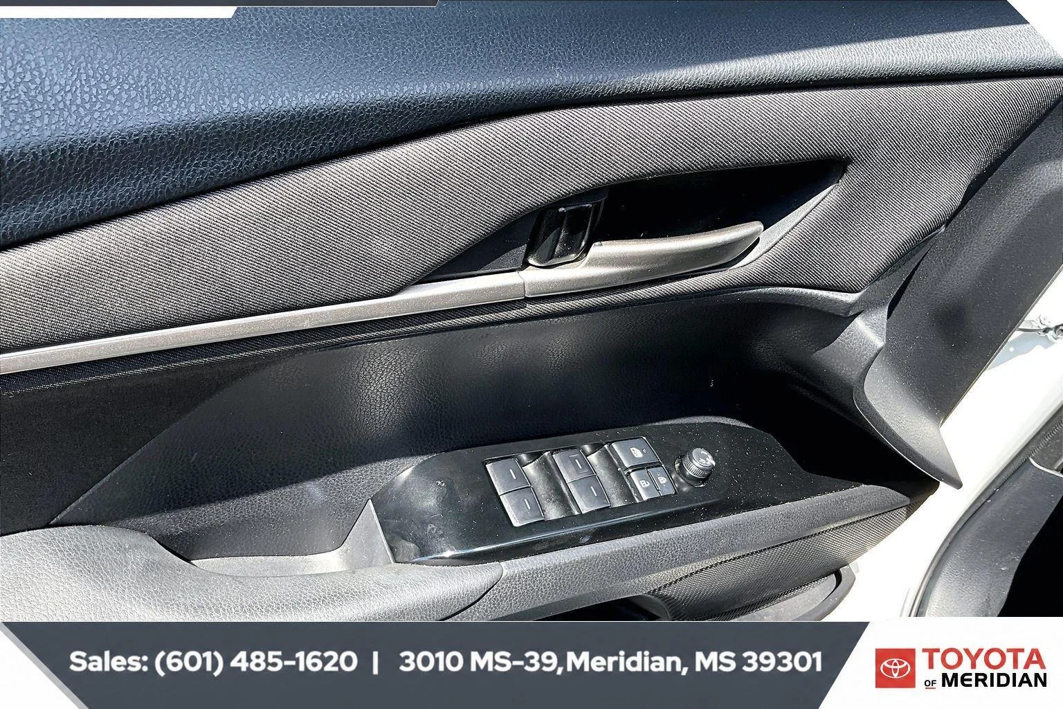 Used 2025 Ice Cap Toyota LE image 17
