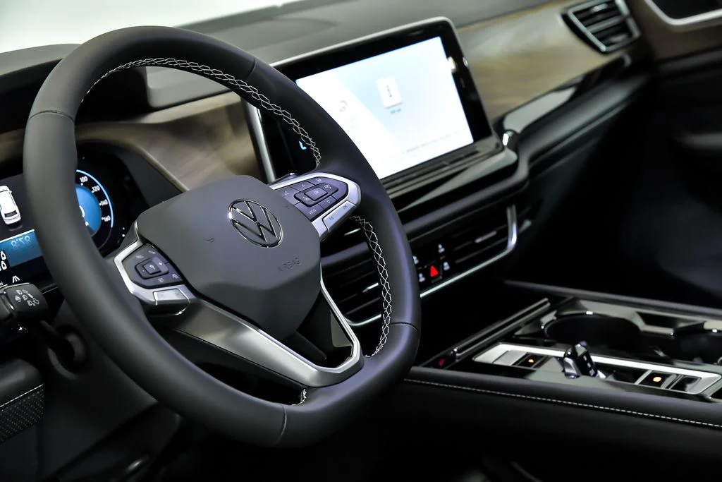 New 2026 Silver Volkswagen SE w/Technology image 9