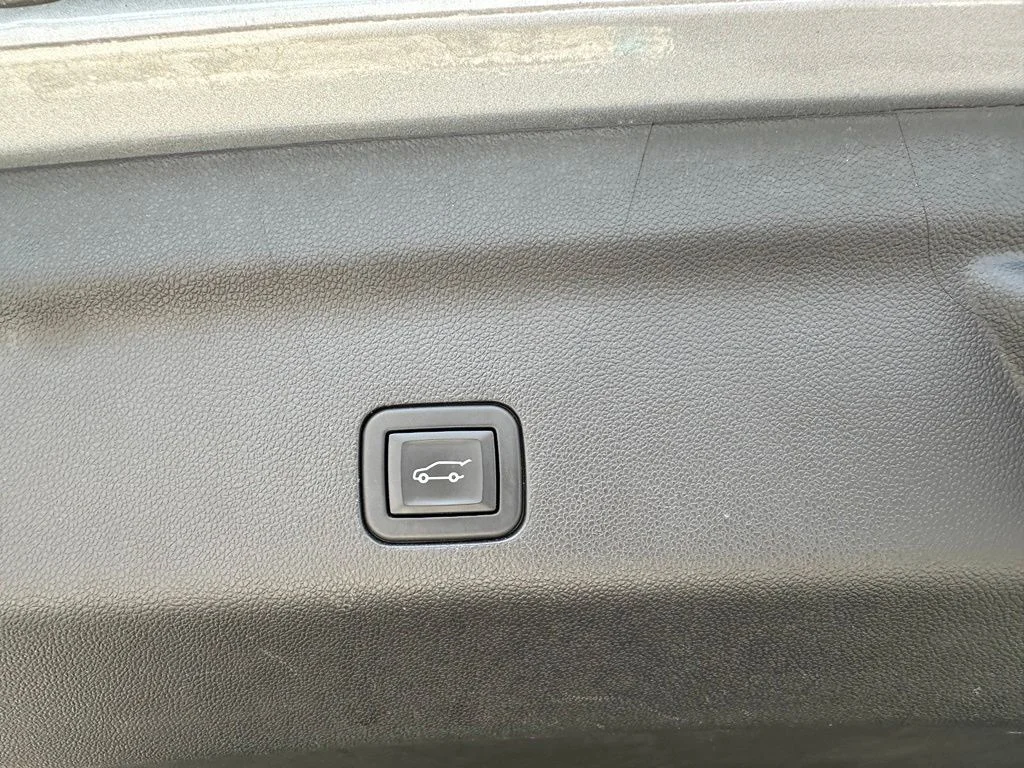Used 2023 Silver GMC Denali image 35
