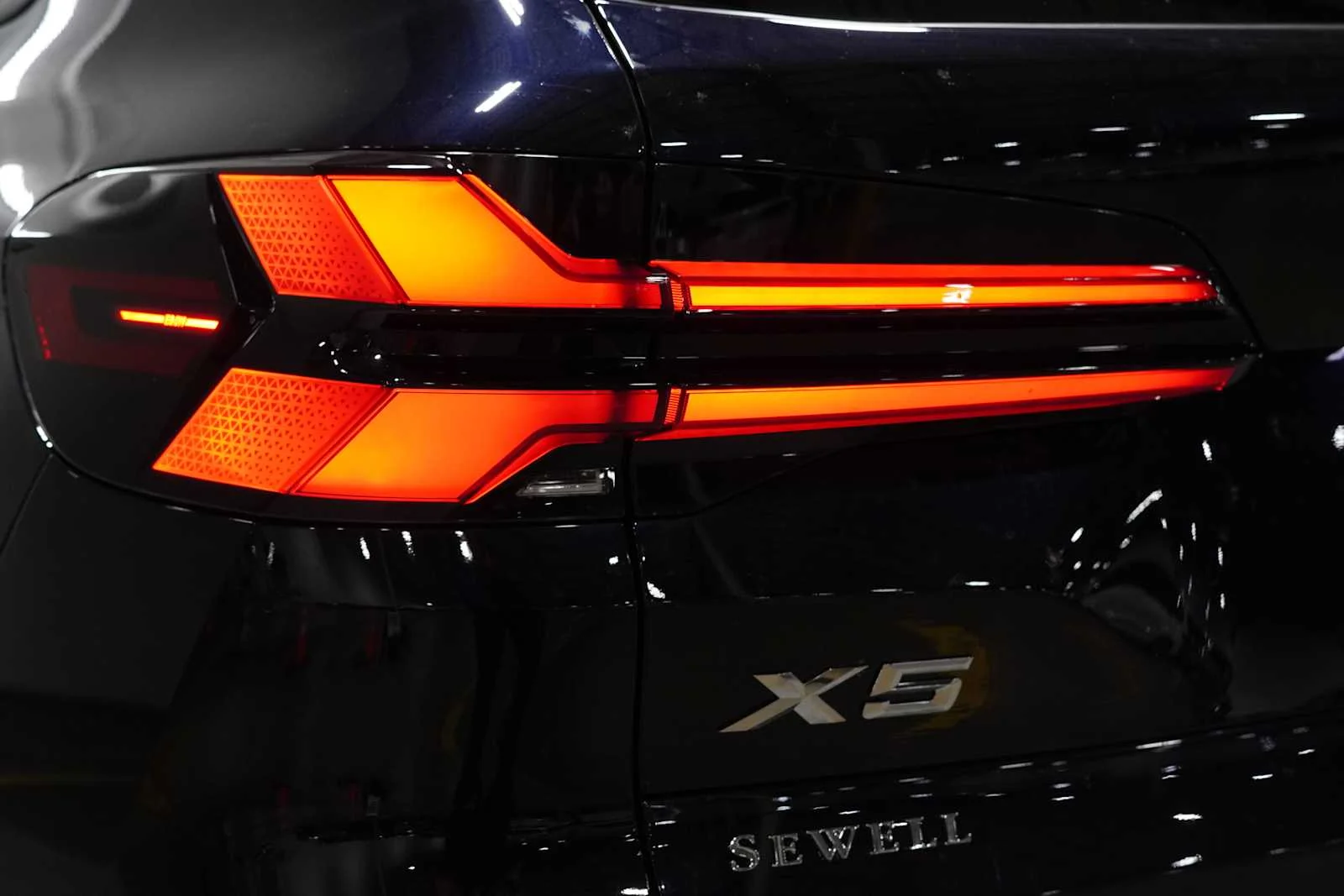 New 2026 Carbon Black Metallic BMW xDrive40i image 6