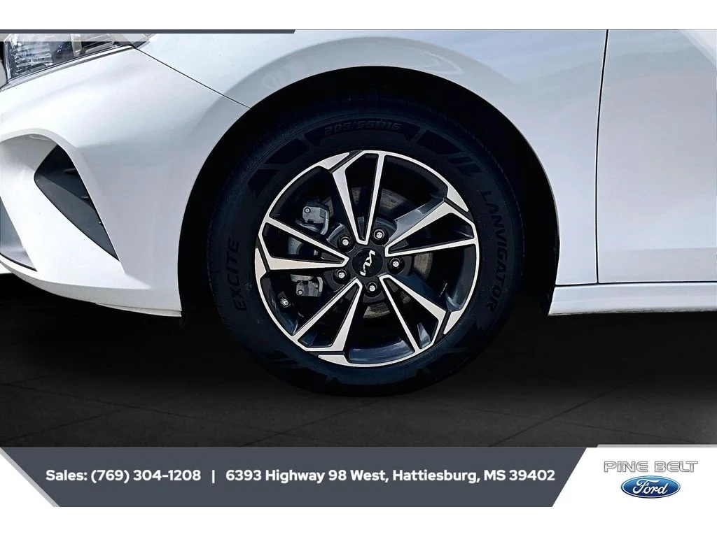 Used 2024 Snow White Pearl Kia LXS image 7