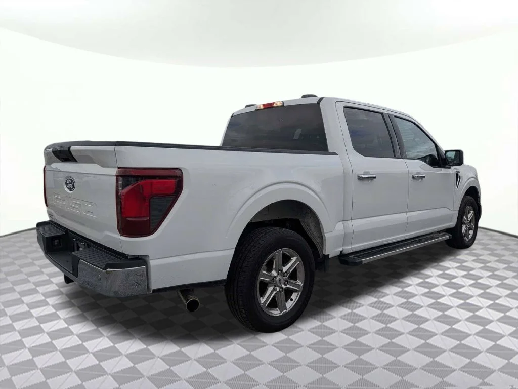 Certified Used 2025 Oxford White Ford XLT image 3