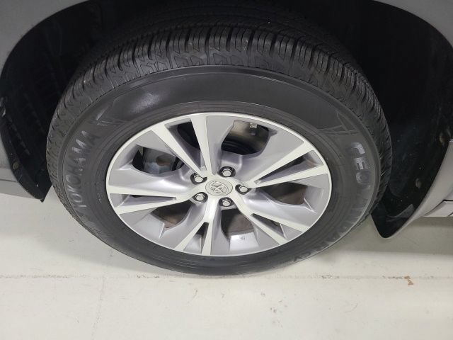 Used 2015 Predawn Gray Mica Toyota XLE image 41