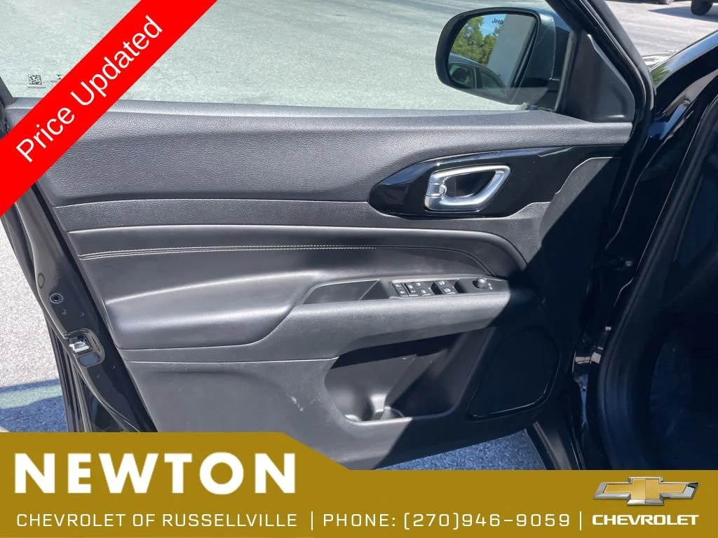 Used 2022 Diamond Black Jeep Latitude image 7