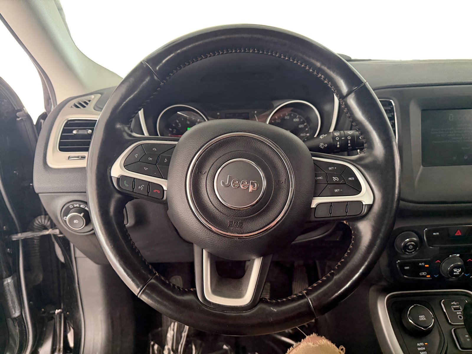 Used 2019 Diamond Black Crystal Pearlcoat Jeep Latitude image 10
