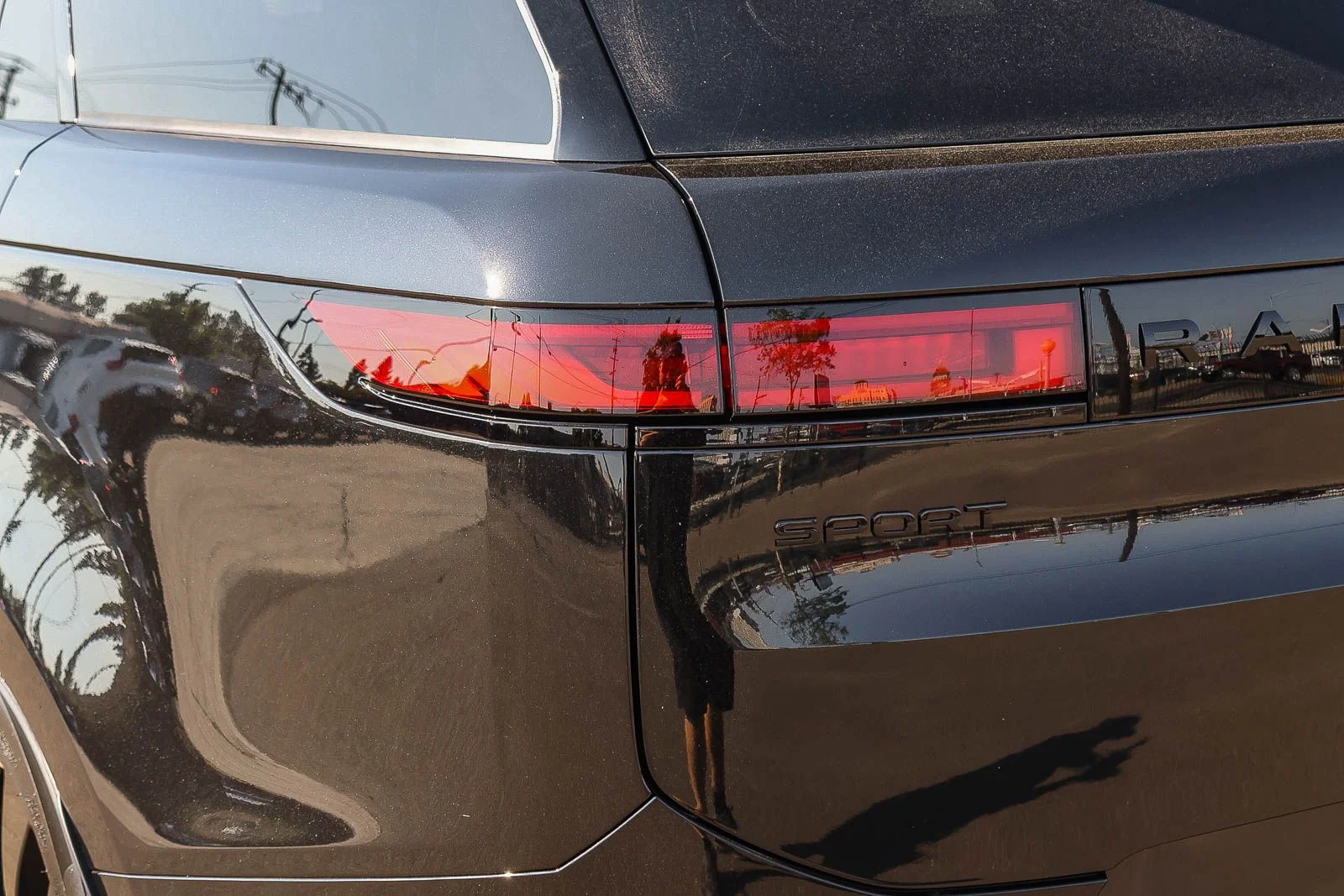 New 2026 Santorini Black Land Rover Dynamic SE image 11