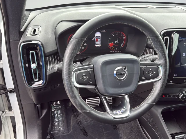 Used 2019 White Volvo R-Design image 17