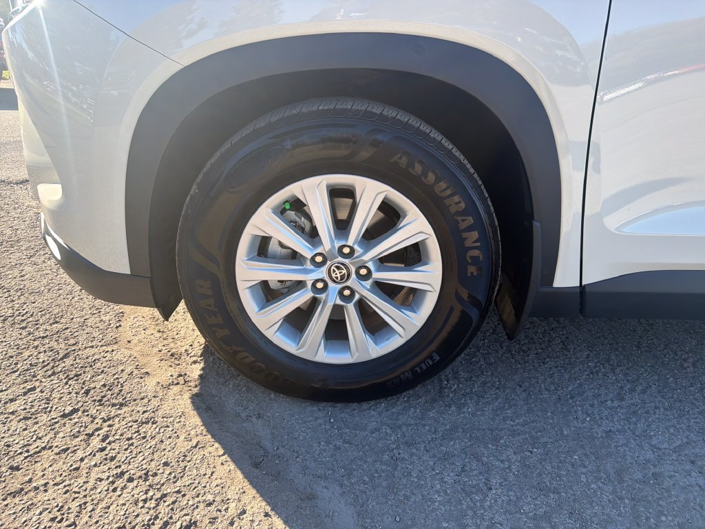 Used 2024 White Toyota XLE image 11