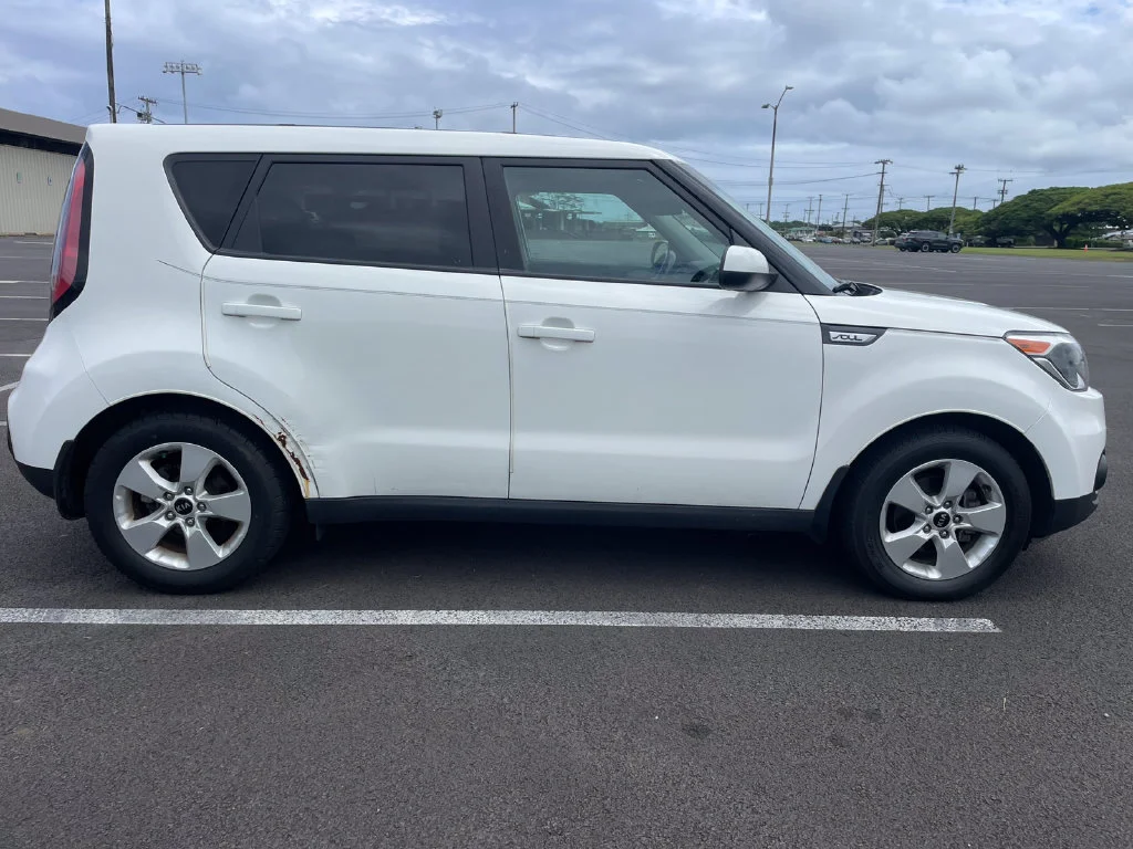 Used 2018 White Kia Base image 4