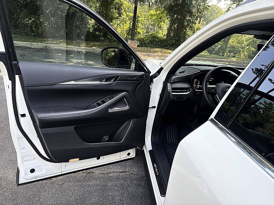 Certified Used 2025 Majestic White INFINITI LUXE image 9