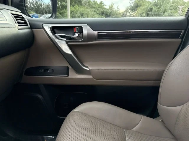 Used 2022  Lexus 460 image 30