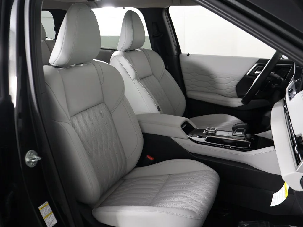 2025 Mitsubishi Outlander SEL Platinum Edition - Photo 37