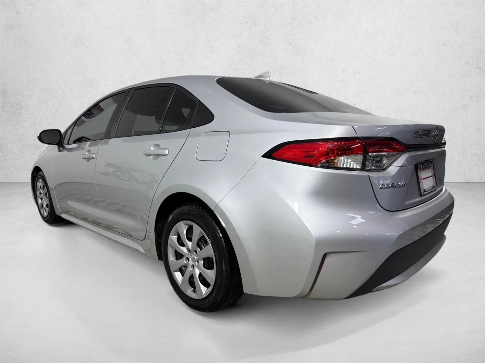 Used 2020 White Toyota LE image 5